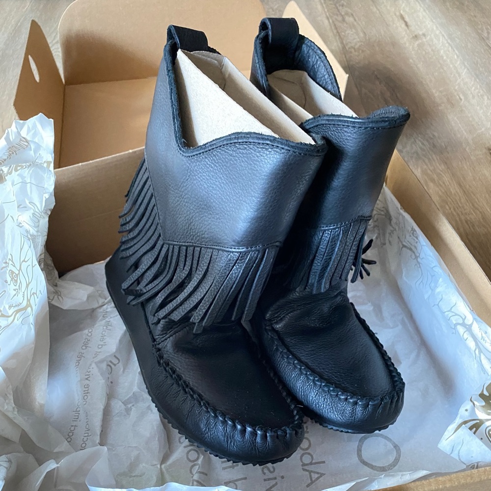 Brand New+box Manitobah Mukluks Okotoks Black grain leather soft boot size 8